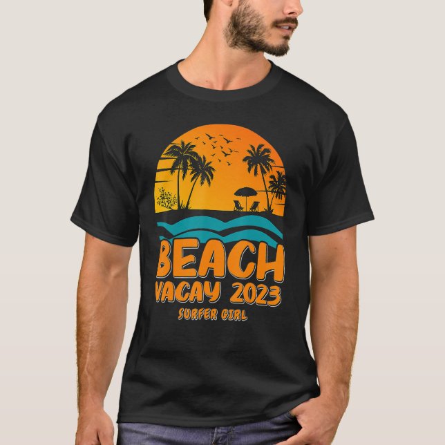 Beach Vacay 2023 Surfer Girl Design T-Shirt (Vorderseite)
