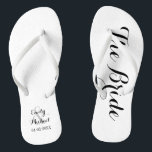 Beach Wedding Bride Flip Flops<br><div class="desc">Braut und Bräutigam Strand Hochzeitsflip Flops auf schwarz-weiß. Personalisieren Sie es mit Ihren Namen und Hochzeitstermin oder passen Sie es an, wenn Sie die Farben ändern oder das Layout anpassen möchten.</div>
