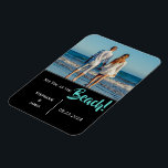 Beach Wedding Foto Script Save the Date Magnet<br><div class="desc">"Wir sehen uns am Strand!" Speichern Sie den Date-Magneten. Fügen Sie Ihr Foto zu personalisieren. Schwarzer Hintergrund. Ein toller Sake. Fügen Sie Ihre Namen und das Datum der Hochzeit hinzu. Ich habe es genossen,  dieses Design für Ihre besondere Zeit Ihres Lebens zu kreieren.</div>