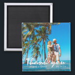 Beach Wedding Foto Vielen Dank Magnet<br><div class="desc">Wir danken Ihnen für Magnete für Ihre Hochzeit am Strand,  die mit Ihrem Foto,  Ihren Namen und Ihrem Hochzeitstag abgestimmt ist. Modernes,  blaues Strandholzdesign mit "Danke" in einem handgeschriebenen Schriftart.</div>