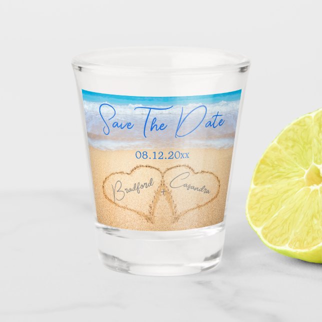 Beach Wedding Hearts in Sand Save the Date Schnapsglas (Vorderseite)