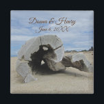 Beach Wedding Memento Driftwood Foto Ozean Magnet<br><div class="desc">Dieser schöne Magnet bietet eine schöne Möglichkeit, Ihren Hochzeitsgästen ein persönliches Memento von Ihrer besonderen Hochzeit am Ozean zu bieten. Dieses Foto fängt ein großes Stück Treibholz ein, das auf einen Pazifikstrand gespült wurde und sich langsam in seiner Mitte zu einem hohlen Kreis entwickelt hat. Der braune Sand ergänzt den...</div>