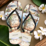 Beach Wedding Salty Toes Sandy Kisses Personalize Flip Flops<br><div class="desc">Die Flip-Flops in der Strandszene sind personalisiert mit den Initialen von Braut und Bräutigam und dem Namen Ihrer Brautjungfrau oder Gast - perfekt für Liebhaber, Bachelorette Wochenende und Wochenende Hochzeit in Urlaubsort Begrüßungstaschen. Dieses charmante Design besticht durch eine Zusammenstellung von Aquarellbildern, einer hölzernen Hochzeitsfeier, einem rustikalen Strandschild am Ozean und...</div>