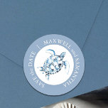 Beach Wedding Watercolor Sea Turtle Blue Runder Aufkleber<br><div class="desc">Diese Hochzeitsaufkleber sind als Ergänzung zu meiner Classic Seaside Watercolor konzipiert und eignen sich hervorragend für Hochzeitsthemen am Strand und kleine Hochzeiten in Urlaubsort. Mit einer Aquarell-Meeresschildkröte in ruhiger Küstenblau ist das Design Set vor einem staubigen blauen Hintergrund und bringt eine Touch nautischer Eleganz zu Ihrem besonderen Tag. Passen Sie...</div>