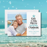 Beach Weihnachtskarte Feiertagskarte<br><div class="desc">Freuen Sie sich auf die handgeschriebene Typografie "Viel Fröhlichkeit am Strand" neben Ihrem Foto. Personalisieren Sie mit Ihrem Gruß und Familiennamen.</div>