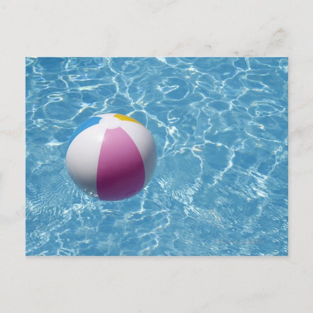 Beachball im Schwimmbad Postkarte (Vorderseite)