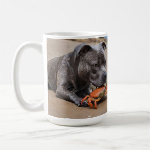 "Beachside Pals: Ein Staffy und sein Krabbenbeglei Kaffeetasse