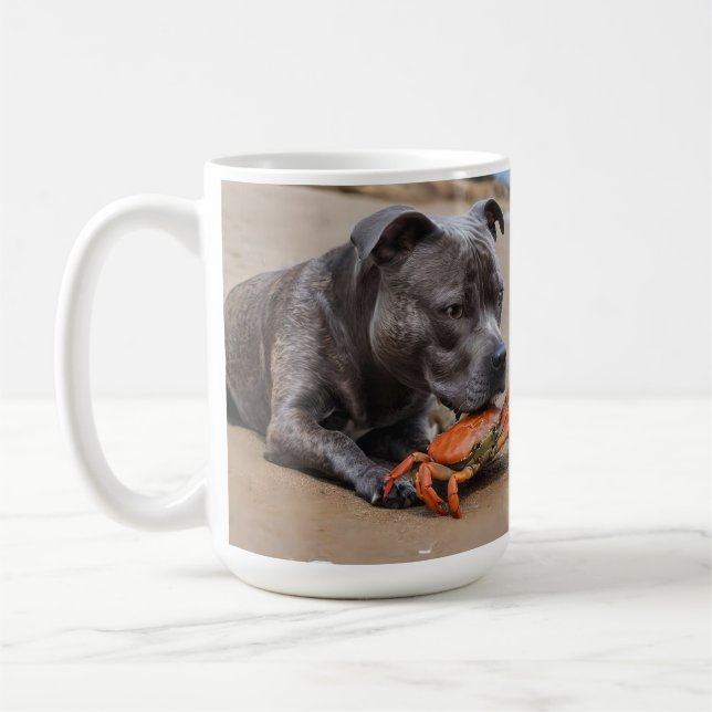 "Beachside Pals: Ein Staffy und sein Krabbenbeglei Kaffeetasse (Links)