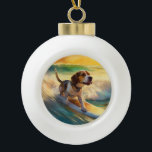 Beagle Beach Surfanstrich Keramik Kugel-Ornament<br><div class="desc">Tauchen Sie ein in die spielerische Welt des Kaninchen-Abenteuers mit diesem faszinierenden Bild. Ein gepflegter Hund geht zu den Wellen und reitet geschickt auf einem sonnengeküssten Strand. Das lebendige Kunstwerk vereint wunderbar das Wesentliche der Erregung am Strand, während der Hund furchtlos auf den Wellen reitet und den Geist von Spaß...</div>