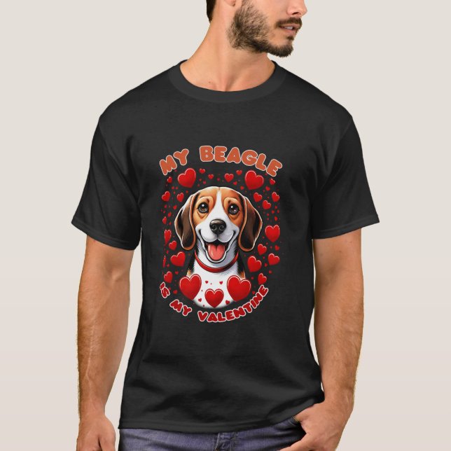 Beagle Bliss feiert Valentine mit Canine Lov T-Shirt (Vorderseite)