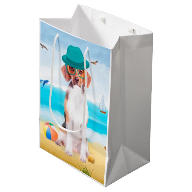 Beagle Dog on Beach Mittlere Geschenktüte (Vorderseite Schrägansicht)