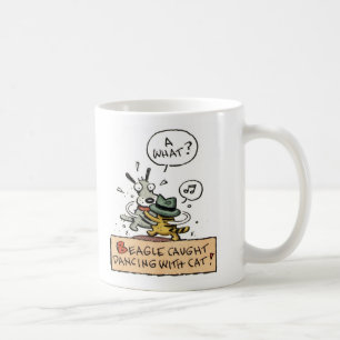 Beagle gefangenes Tanzen mit einer Katze Tasse
