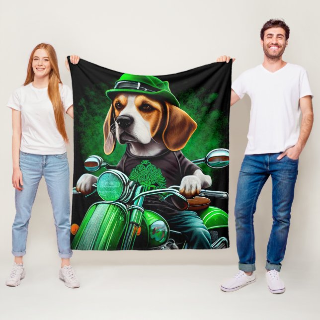 Beagle-Hund fährt Fahrrad am St. Patrick's Day Fleecedecke (Beispiel)