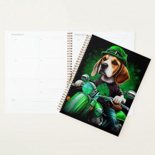 Beagle-Hund fährt Fahrrad am St. Patrick's Day Planer