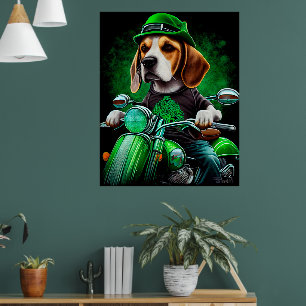 Beagle-Hund fährt Fahrrad am St. Patrick's Day Poster