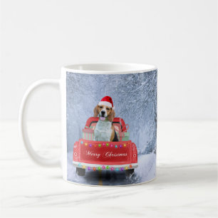 Beagle Hund im Schnee sitzen im Weihnachtswagen Kaffeetasse