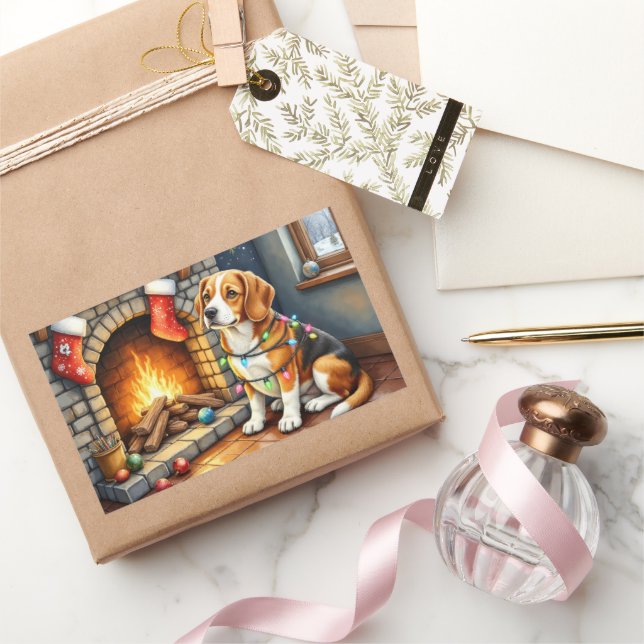 Beagle Sitting by Fireplace with Christmas Lights Rechteckiger Aufkleber (Schenken)