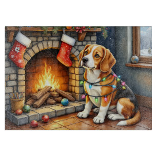 Beagle sitzt neben dem Kamin mit Weihnachtslichter Schneidebrett