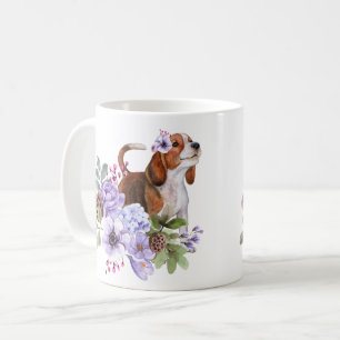 Beagle umgeben von üppigen Wasserfarbenblumen Kaffeetasse