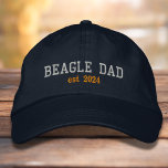 Beagle Vater Hund Vater Datum Bestickte Baseballkappe<br><div class="desc">Beagle Vater bestickt Baseballkappe in einem silbergrauen Serif-Schriftart mit personalisiertem festem Datum.</div>