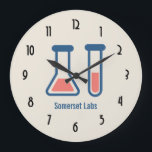 Beaker & Test Tube Science Theme Große Wanduhr<br><div class="desc">Eine Uhr mit einem niedlichen zeichn eines Prüfröhrchens und eines Bechers. Ideal für Wissenschaftsliebhaber.</div>