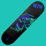 Beängstigende Badass Neon Blue Skull Monogram Skat Skateboard<br><div class="desc">Ein leuchtender beängstigender Schädel in neonblau und aquamarin grün wird zentriert auf einem schwarzen Hintergrund präsentiert, verlassend Raum an beiden Enden für einen Namen und ein Monogramm in einem reichen Blau und einem überzeugenden Erosion Schriftart. Toll zu Halloween, día de muertos / Tag der Toten UND immer, wenn Sie an...</div>