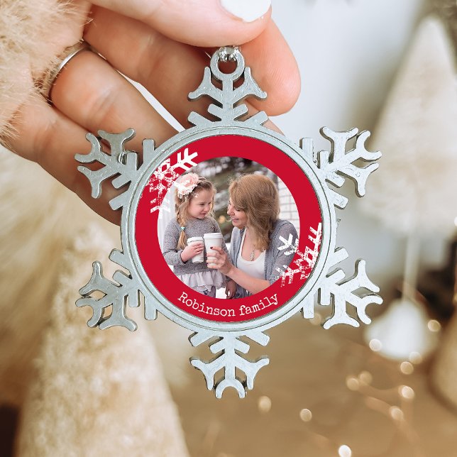 Beängstigende Schneeflocken Rotes Foto Mit Monogra Schneeflocken Zinn-Ornament (Rustic snowflake family holiday keepsake photo ornament perfect for gifts to bring joy to others.)