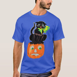Beängstigende schwarze Katze sitzt auf einem Jacko T-Shirt