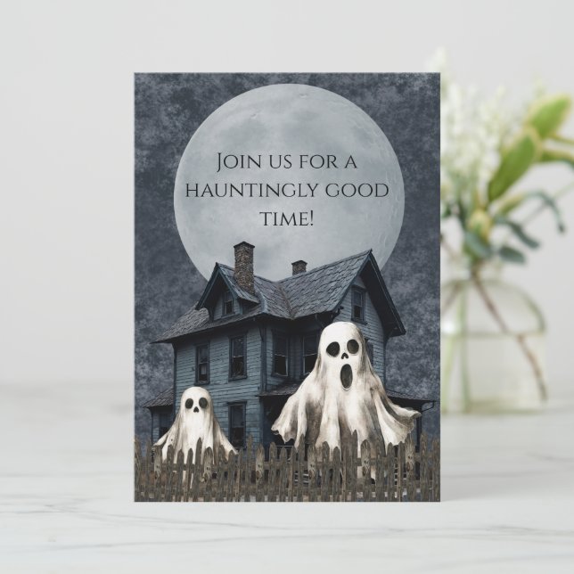Beängstigende weiße Geister im Spuk Hintergrund Einladung (Stehend Vorderseite)