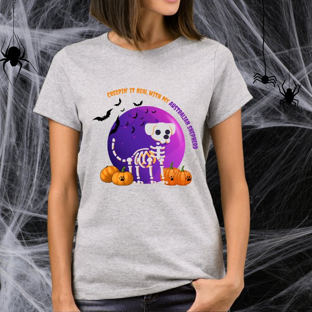 Beängstigender australischer Shepherd Halloween-Fl T-Shirt (Spooky Halloween t-shirt with a dog skeleton, full moon, pumpkins, bats, and your favorite dog breed)