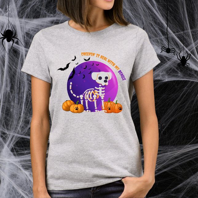 Beängstigender Beagle Halloween Full Moon T - Shir T-Shirt (Spooky Halloween t-shirt with a dog skeleton, full moon, pumpkins, bats, and your favorite dog breed)