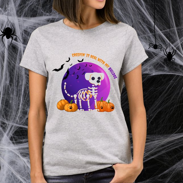 Beängstigender Bulldog Halloween Full Moon T - Shi T-Shirt (Spooky Halloween t-shirt with a dog skeleton, full moon, pumpkins, bats, and your favorite dog breed)