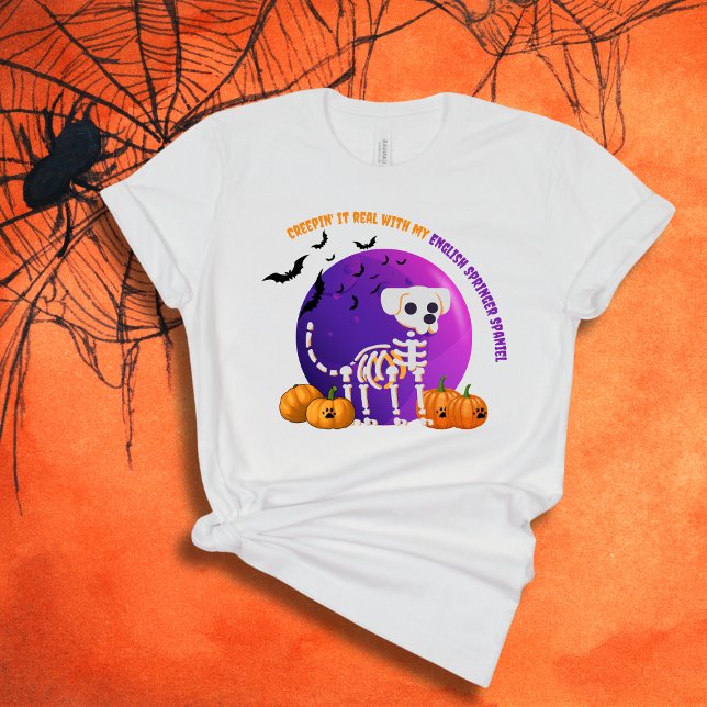 Beängstigender englischer Springer Spanier Hallowe T-Shirt (Spooky Halloween t-shirt with a dog skeleton, full moon, pumpkins, bats, and your favorite dog breed)