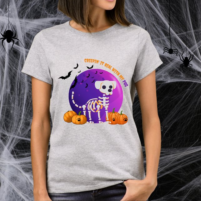 Beängstigender Mops Halloween Full Moon T - Shirt (Spooky Halloween t-shirt with a dog skeleton, full moon, pumpkins, bats, and your favorite dog breed)