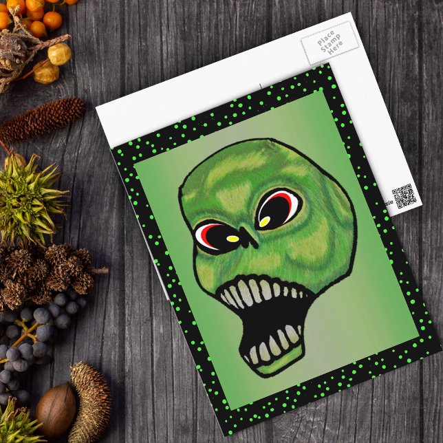 Beängstigendes Böse schreit grüner Schädel Postkarte (Creepy screaming green skull with open mouth and red eyes on green and black with dots postcard.)
