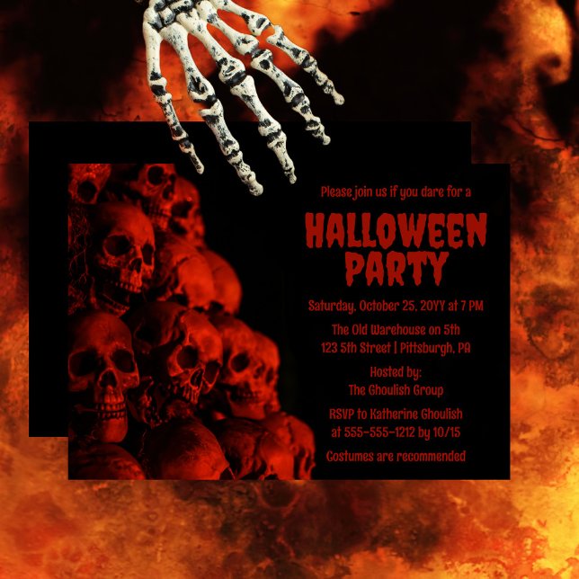 Beängstigendes Creepy Spooky Red Skulls Halloween- Einladung (Creepy and spooky and oh so scary red skulls "Halloween Party" invitation.)