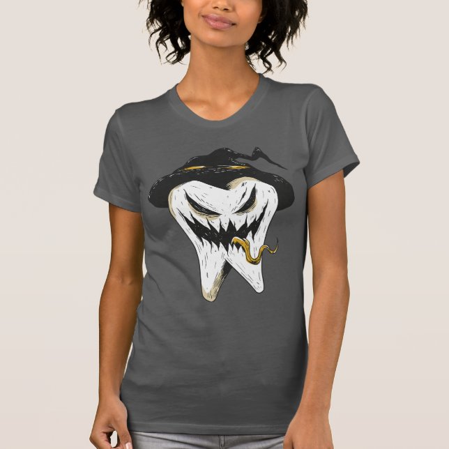Beängstigendes Ghoulish-Zelt in Hexenhutenhut Hall T-Shirt (Vorderseite)