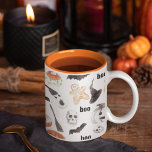Beängstigendes Halloween-Muster Zweifarbige Tasse<br><div class="desc">Beängstigendes Halloween-Muster</div>