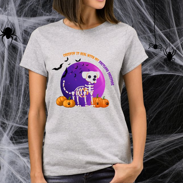 Beängstigendes Shetland Sheepdog Halloween Full Mo T-Shirt (Spooky Halloween t-shirt with a dog skeleton, full moon, pumpkins, bats, and your favorite dog breed)
