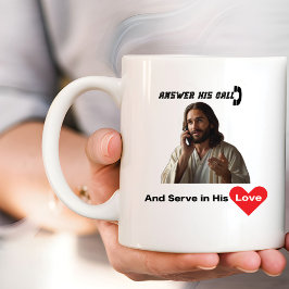 Beantworten Sie seinen Anruf und dienen in der Lie Kaffeetasse