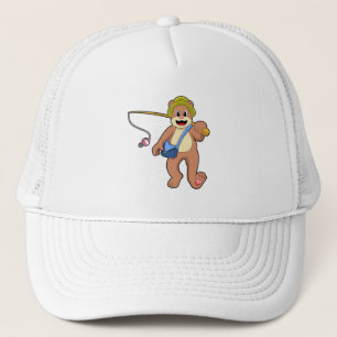 Bear beim Angeln mit Angelrute Truckerkappe