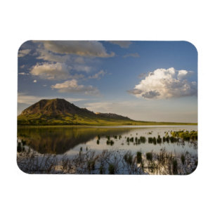 Bear Butte reflektiert in den Bar Butte Lake nahe Magnet