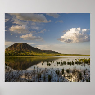Bear Butte reflektiert in den Bar Butte Lake nahe Poster