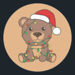 Bear Christmas Winter Animals Bears Classic Round Runder Aufkleber<br><div class="desc">Der Bär zu Weihnachten mit Feenlicht. Hübsche Tiere mit Geschenken und Schnee für den Urlaub. Ein süßes Weihnachtsgrüßen. Bären sind niedliche Tiere und perfekt zu Weihnachten.</div>