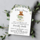 Bear Greenery Tea Baby Dusche Einladung<br><div class="desc">Ändern Sie den Wortlaut in das Design. Für weitere Änderungen (Schriftart,  Stil des Schriftartes) klicken Sie auf Personalisieren,  scrollen nach unten und klicken auf den Link "Bearbeiten mit dem Entwurfswerkzeug". ** Karo der Kollektion für alle Entwürfe,  die den Anforderungen entsprechen ***</div>