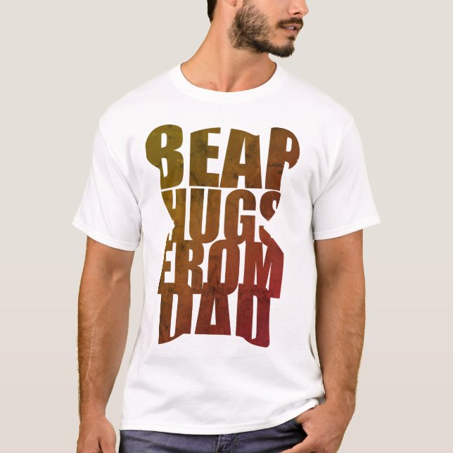 "Bear Hugs from Vater" Teddy Bar Shaped Typografy T-Shirt (Vorderseite)