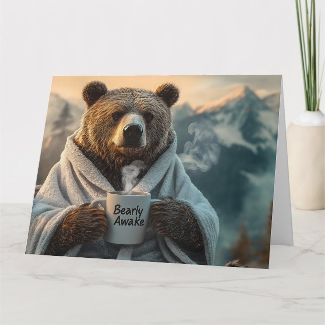 Bear in Robe Holding Kaffee Tasse Karte (Vorderseite)