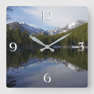 Bear Lake Spiegelung II Quadratische Wanduhr