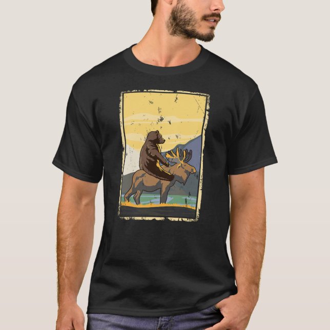 Bear Riding Moose Weird Nature T-Shirt (Vorderseite)