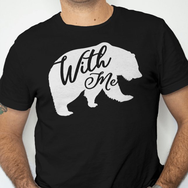 Bear with Me Bare Pun Funny Vater Joke T-Shirt (Von Creator hochgeladen)